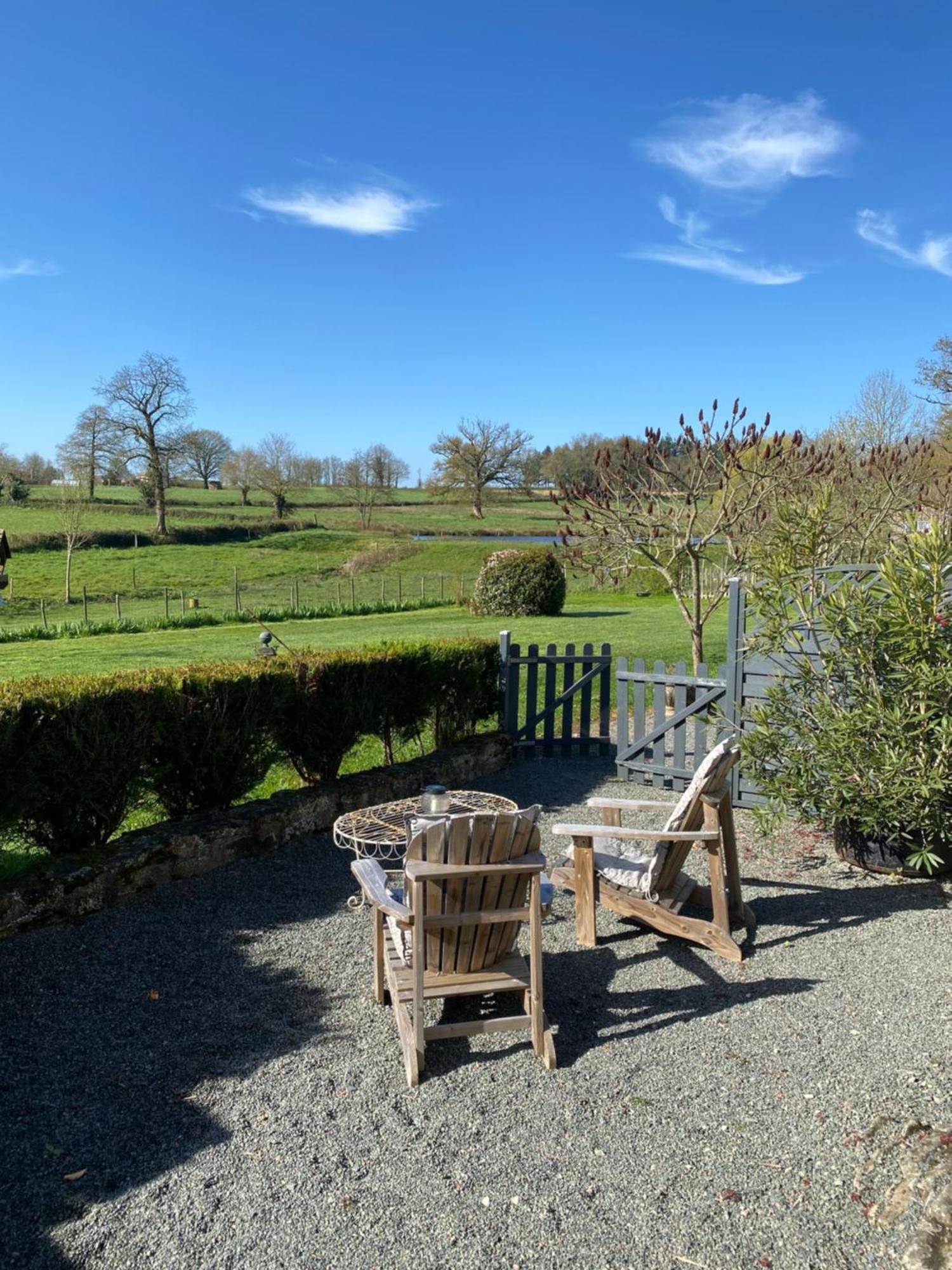 Les Puvinieres Guest House Breuil-Barret Bagian luar foto
